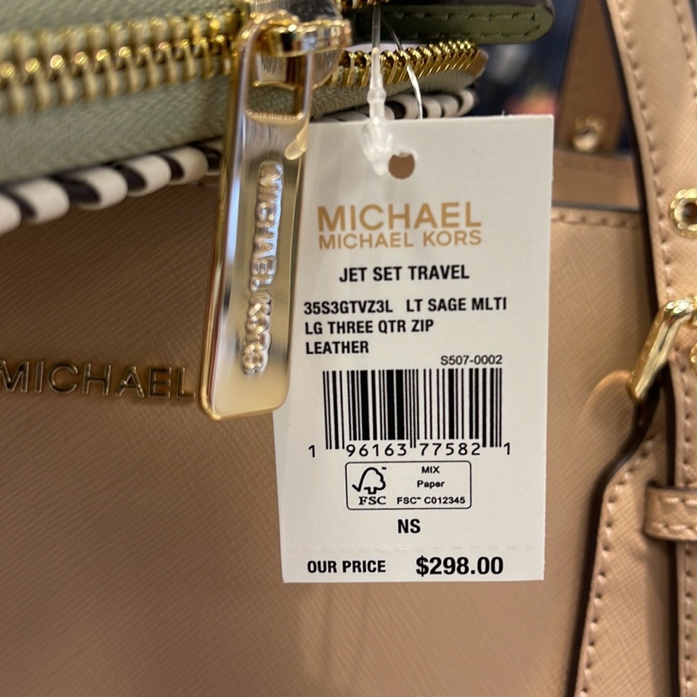 Michael Kors Jet Set Travel Large Pebble Leather Quarter-Zip Wallet
NWT - Picture 15 of 16